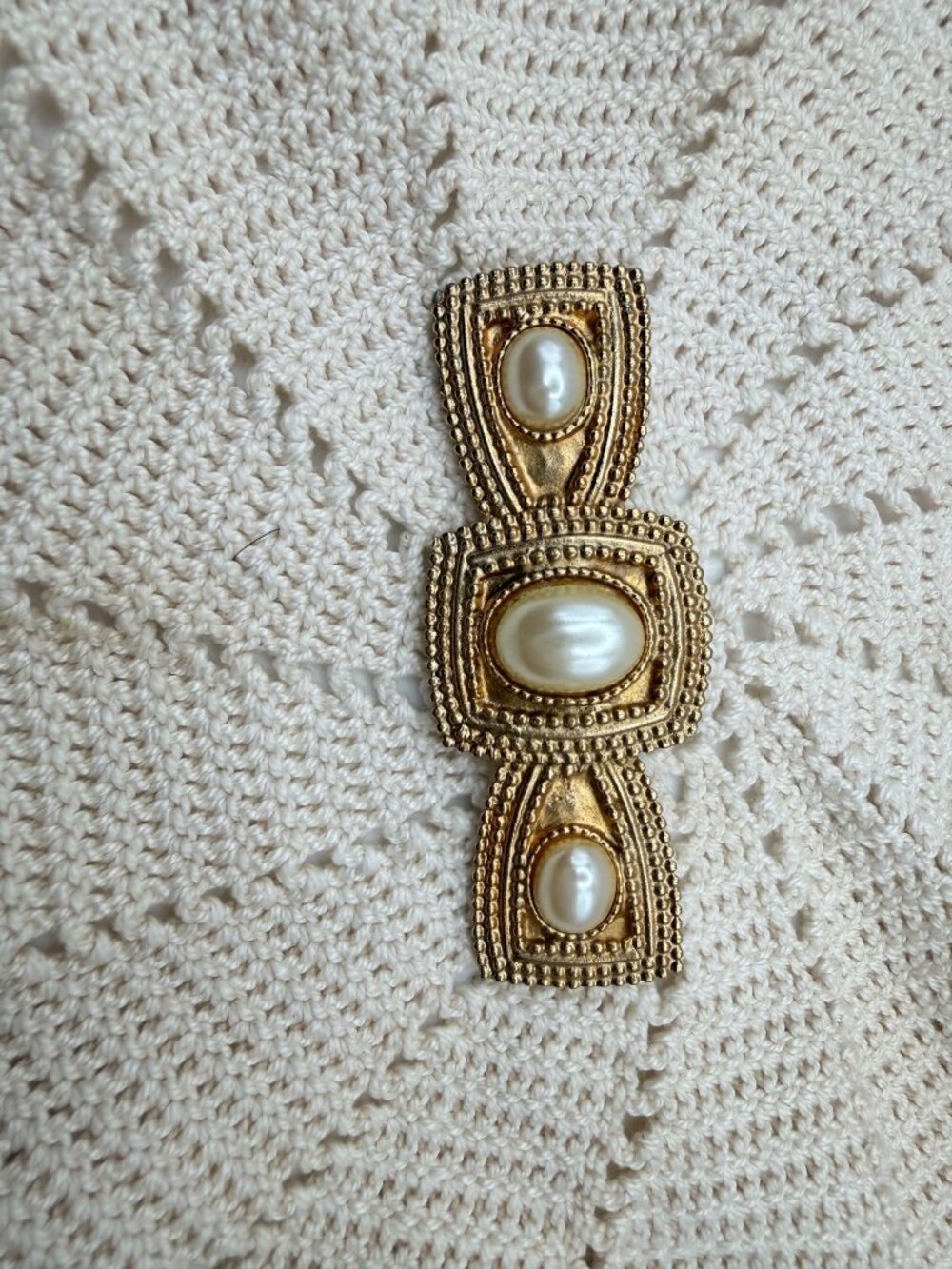 Vintage 1980 Oscar De La Renta Etruscan Revival Gold-Tone Brooch Pin Faux Pearls